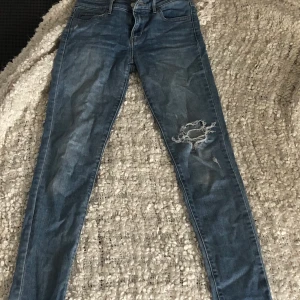 levis 711 skinny stl 26 - väl använda med ändå i mycket god form, dessa jeans älskar jag men har tyvärr vuxit ur :( tredje bilden är samma modell men en annan färg för att ge en bättre bild på hur de ser ut. kontakta mig via pm vid intresse, pris går alltid att diskuteras!🥰
