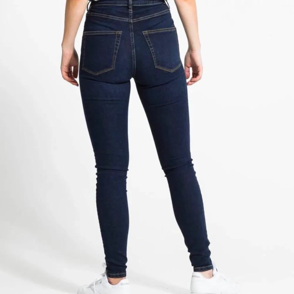 Helt nya jeans i fin mörkblåfärg som passar S (egentligen XS-M då dem är stretchiga). Pris kan diskuteras (frakt tillkommer).. Jeans & Byxor.