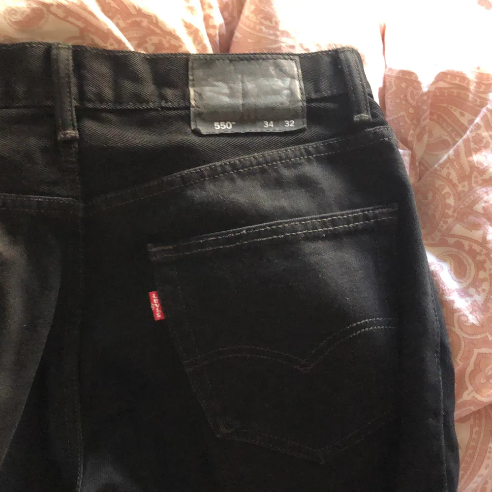 Lite baggy svarta levis jeans. Super trendiga och snygga! Passar s-m.. Jeans & Byxor.