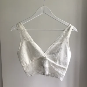 Spets topp - Spets topp med dragkedja i ryggen. Aldrig använd