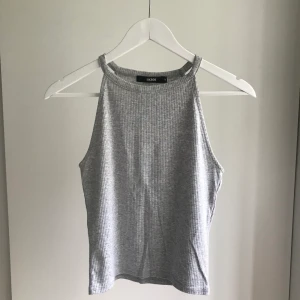 Grå topp  - Oanvänt grå topp. Storlek M men passar även S