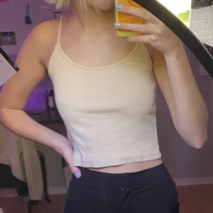 linne från bikbok - beiget linne från bikbok som sitter jätte fint. det sitter croppat. banden är insydda men det är inget som syns utvändigt! 