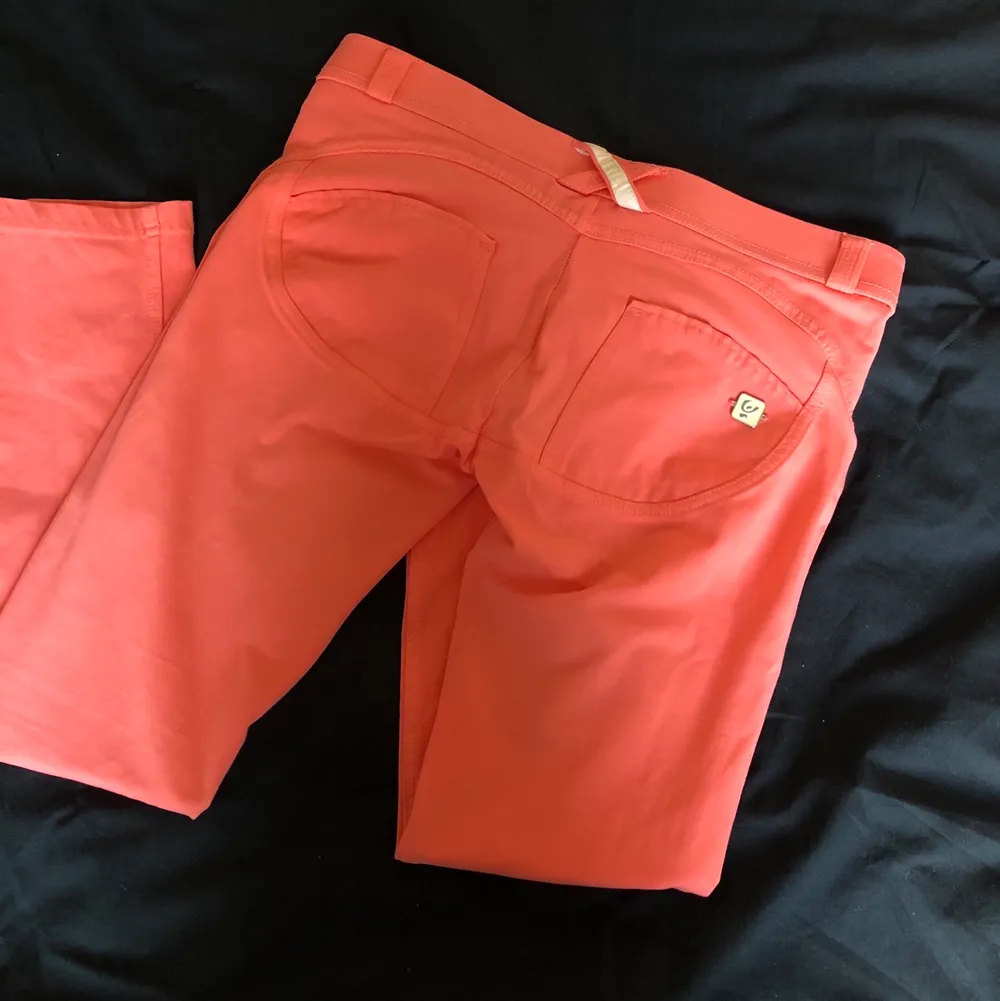 Aprikos färgade Freddy pants, storlek S/36 säljer för 300kr exklusive frakt. Jeans & Byxor.