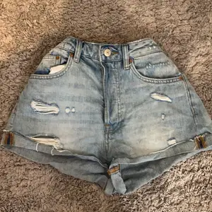 Barely used shorts, they are from H&M and they are in perfect state ( same as when they where bought ). Mom jean shorts with usable pockets
