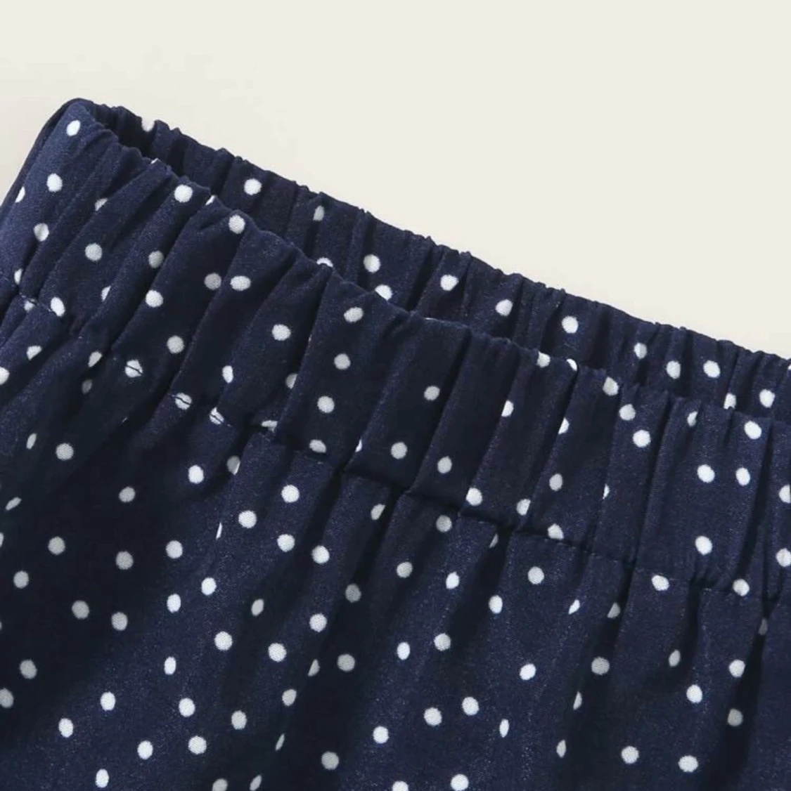 Mörkblå volang kjol med prickar på - 90