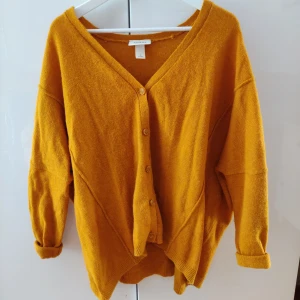 Gul kofta från Monki - 🌟 Rensar inför flytt, sista juli skänker jag bort allt som inte sålts! 🌟 Gul oversized kofta från Monki i väldigt fint skick, strl S men passar även större storlekar pga den luftiga passformen. Spårbar frakt på 63 kr!