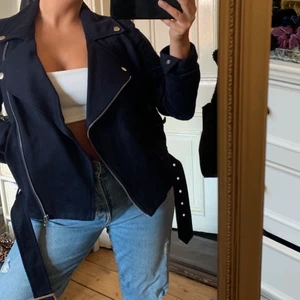 Filippa K jacka - Super snygg mörkblå Filippa K jacka som inte kommer till användning, passar perfekt till en kall sommar eller hösten