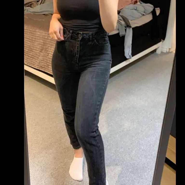 Svarta mom jeans ifrån NAKD, storlek 34. Jeans & Byxor.