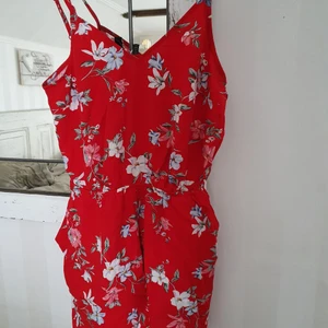 Playsuit HM - Jättefin playsuit från H&M stl 38 (även 36 kan ha den). Aldrig använd så i absolut nyskick! Skickas mot fraktkostnad.