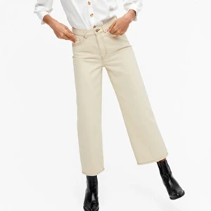 Jeans  - Superfina jeans från Monki i modellen ” Mozik off-white jeans ”💕 är i mycket gott skick. Köparen står för frakten!