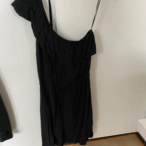 One shoulder-klänning 36 - One shoulder-klänning från Cotton On. Det står m i klänningen men jag skulle säga att den är mer som en s då jag tror den kan bli för kort för en person med storlek Medium. Myclet fint skick. Kan fraktas om köparen betalar frakten. Hund finns i hemmet!