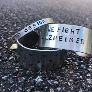 Välj en egen design på ditt armband samtidigt som 20% går till Alzheimerfonden som kämpar mot demenssjukdomar och Alzheimer. Du kan designa på både framsidan och baksidan! Frakt kostar endast 29 kr😀