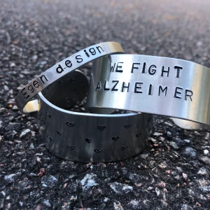 Designa ditt eget armband! - Välj en egen design på ditt armband samtidigt som 20% går till Alzheimerfonden som kämpar mot demenssjukdomar och Alzheimer. Du kan designa på både framsidan och baksidan! Frakt kostar endast 29 kr😀