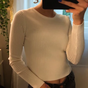 Ribbad topp - Vit ribbad topp från na-kd. I strl XS, men passar också större storlekar. Köparen står för frakt💗