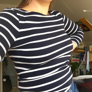 Randig topp M - Perfekt till Skärgården, mycket bra skick, frakt tillkommer. storlek 40 men ganska tajt🐚