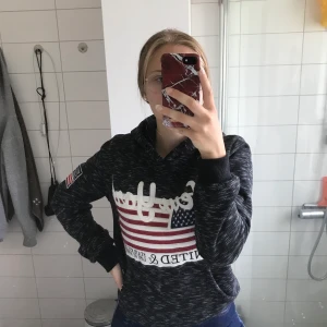 USA Hoodie  - Hoddie i bra kvalitet, använd bara ett fåtal gånger. Storlek M.