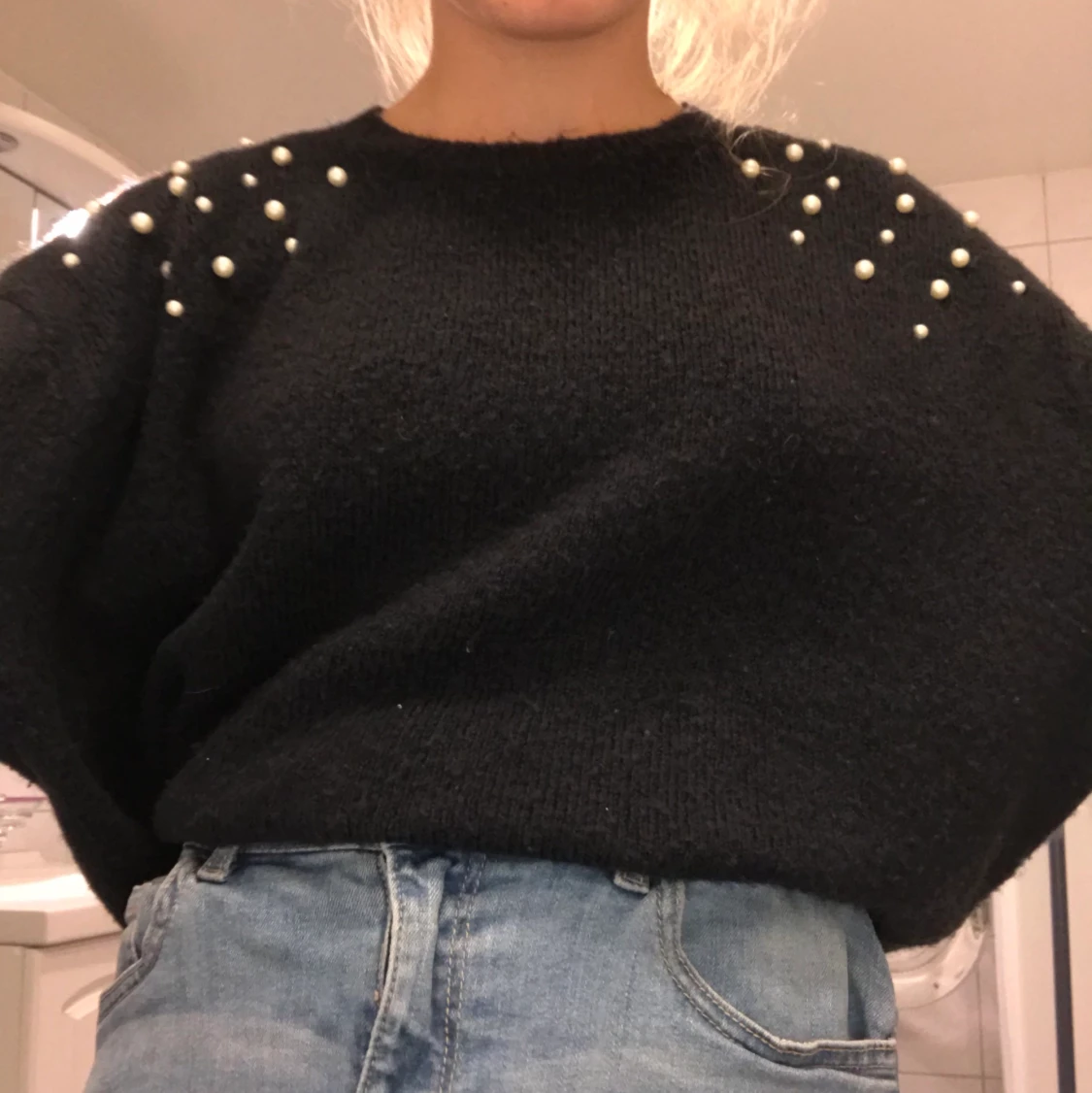 stickad tröja med pärlor