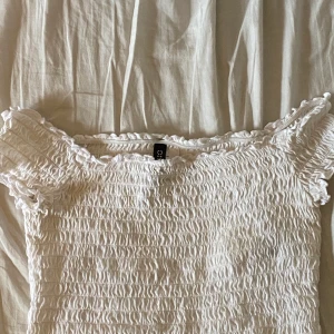 Söt topp  - En jätte sött topp från hm, aldrig använd💗 frakten tillkommer🥰