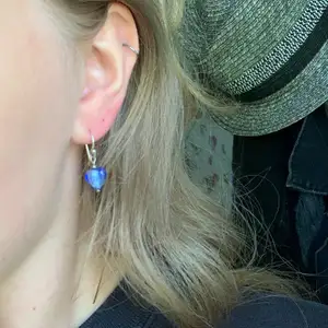 Hjärtformade örhängen i blått glas! 