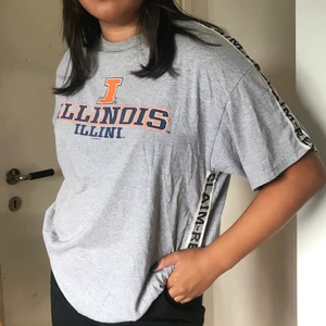 Grå T-shirt - Snygg t-shirt från Beyond Retro! Jag är 170 cm lång.  Passar mig som är M-L. Hör gärna av dig om du är intresserad! Budgivning om fler är intresserade! 