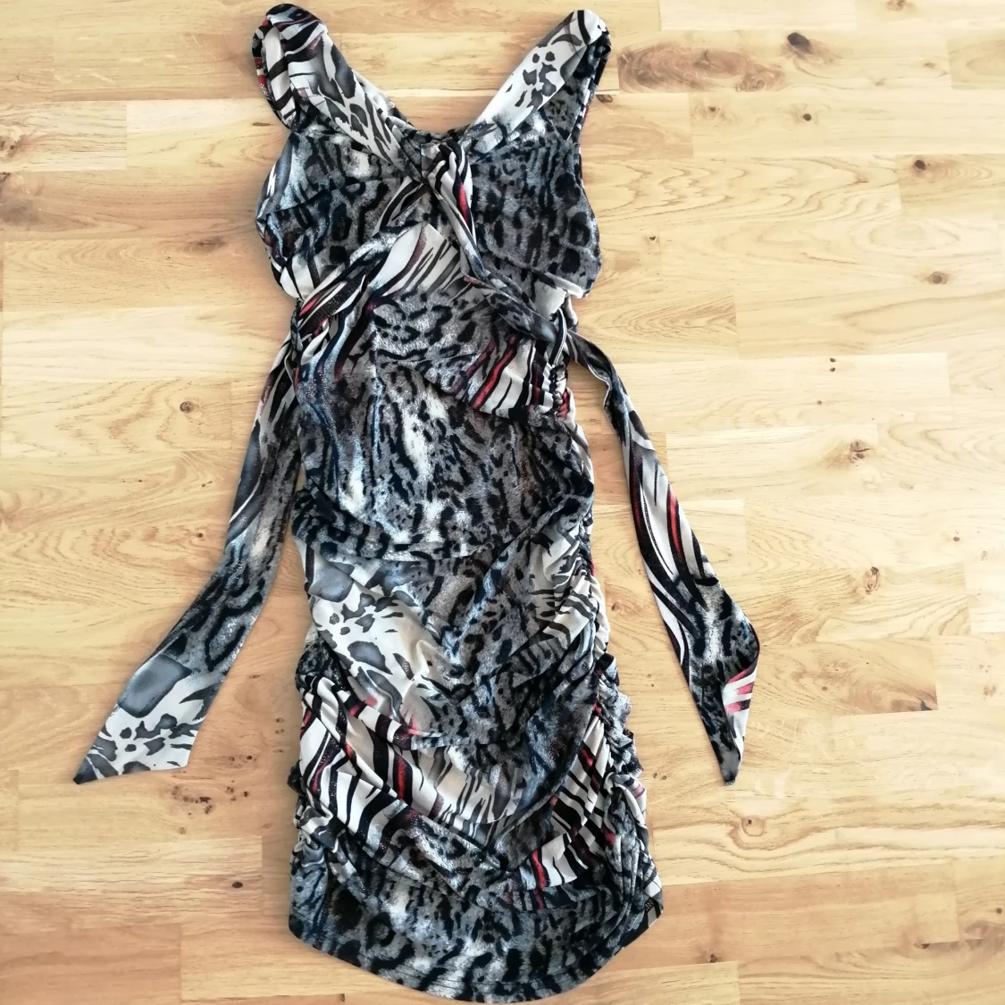 Skimrande bodyconklänning  - 1