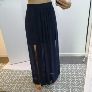 Sommar Kjol - Kjol med slits använd endast till en fotografering. Har en likadan I cream beige på min profil 🤍 frakt tillkommer 