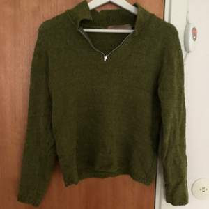 Stickad tröja i mossgrön färg och med dragkedja. Köpt på second hand och har varit en av mina favorittröjor men måste sälja då den är för liten :( Inte sliten men använd. 
