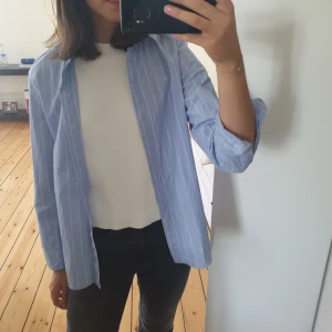 Blårandig skjorta - Säljer min fina oanvända skjorta från HM! Snyggt att ha över ett linne nu i sommar men funkar även knäppt💕💫