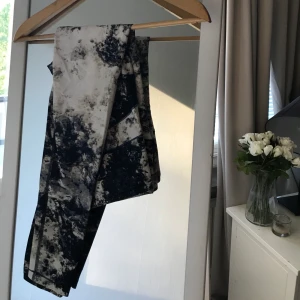 Mönstrade tränings tights - Sitter bra, sitter uppe, fint mönster. Passar en S/M. Kommer från casall orginal pris 300kr. Köparen står för frakten.