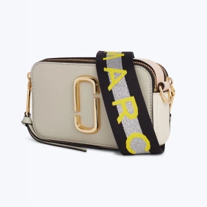 Äkta Marc Jacobs väska - Intressekoll på min Marc Jacobs Snapshot väska. Nästan som ny, inköpt sommaren 2019. Nypris 3700kr. Bud från 2000kr. Hör av er vid funderingar!! - kolla min andra annons för fler bilder