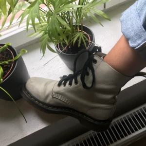 Vita Dr Martens kängor - Vita doc martens i storlek 36.   Köpte dom begagnade men tyvärr var dom för små för mig, skulle säga att dom är små i storleken då jag brukar ha 36-37. Dom har några veck och fläckar, annars är dom i fint skick. Kan mötas vid slussen eller posta för 90kr