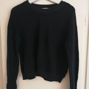 Stickad tröja. Mörkblå - Stickad tröja i mörkblått. Varm. Ej stickig. Frakt tillkommer