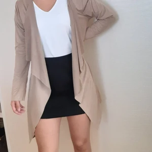 Beige sommar coatigan i strl M - Jätte mysig coatigan i bra skick från Nelly i strl M kan knytas både fram till och bak mockaaktig feeling material 100% polyester (kan mötas upp i Stockholm/ köparen står för frakt) 