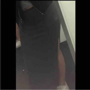  - Ribbad Kjol med slit