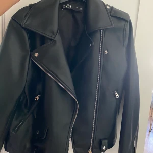 Skinnjacka  - En skinnjacka från zara! Mycket bra skick då jag knappt använt och därav säljer den! Köparen står själv för frakten:) 