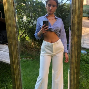 Kostymbyxor - Skitsnygga vita kostymbyxor i runt material som tyvärr är lite för stora för mig . Nyskick!