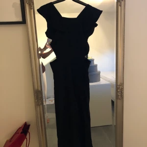 Byxdress - Jättefin byxdress från Zara, finare modell av hängslebyxor. Helt oanvänd. Köparen står för frakt.