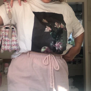 T-shirt från Monki med blommor - Jättefin T-shirt från Monki i storlek M. Passar dock även S och blir då mer oversize. Jättefina blomdetaljer och passar bra till ett par jeans! Köparen står för frakt💕💐