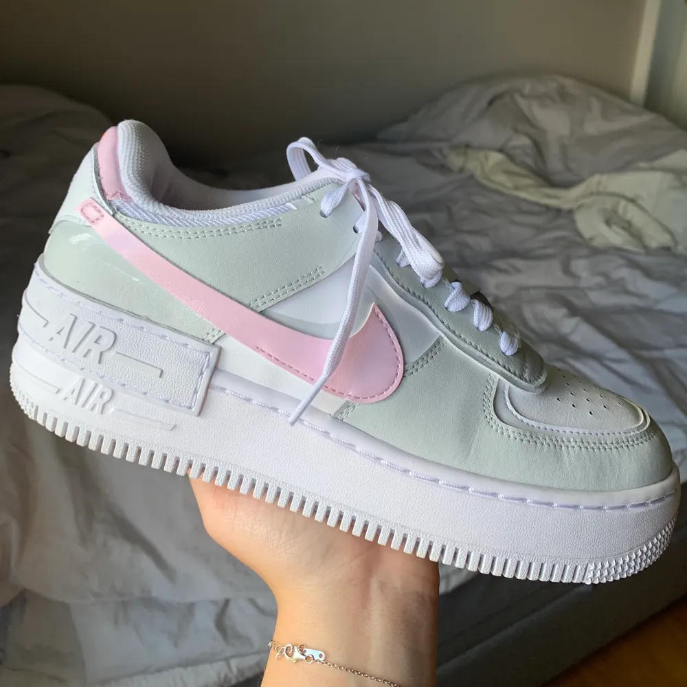 Nike af shadow skor i färgen ”pink foam”, köpta i juni och använda ett par gånger sen dess. Säljes då de är för små, ser ut som de är oanvända, ingen crease. 900kr + frakt (88kr). Bud om fler är intresserade. 🤍. Skor.