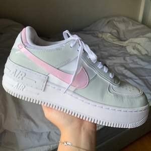 Nike af shadow skor i färgen ”pink foam”, köpta i juni och använda ett par gånger sen dess. Säljes då de är för små, ser ut som de är oanvända, ingen crease. 900kr + frakt (88kr). Bud om fler är intresserade. 🤍