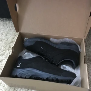 Haglöfs skor  - Helt nya Haglöfs skor i äkta mocka . 44/5 