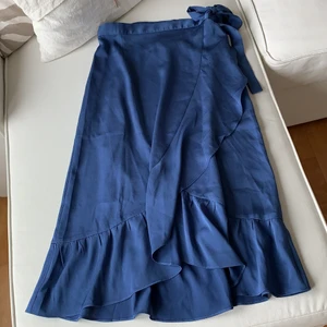 Neo noir omlottkjol - Använd typ 2 gånger. Dösnygg, men färgen passar inte på mig. Stl xs men passar även en M, blir mindre tyg omlott bara. Nypris 700