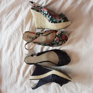 Kilklackar - Somriga kilklackar som båda passar strl 38,5. Använda fåtal gånger, höga men ändå bekväma! 120kr för båda eller 80kr per par.