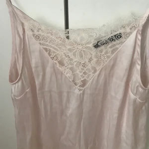 Silkeslinne - Jättefint linne men används aldrig 💞kan användas med en tröja under eller bara linnet som det är 🥰 fraktkostnaden går på 22 kr:)))