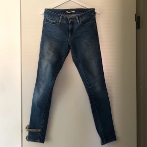 Levis jeans  - Fina Levis jeans i mycket bra skick. I mid high modell som ej passar mig längre. 