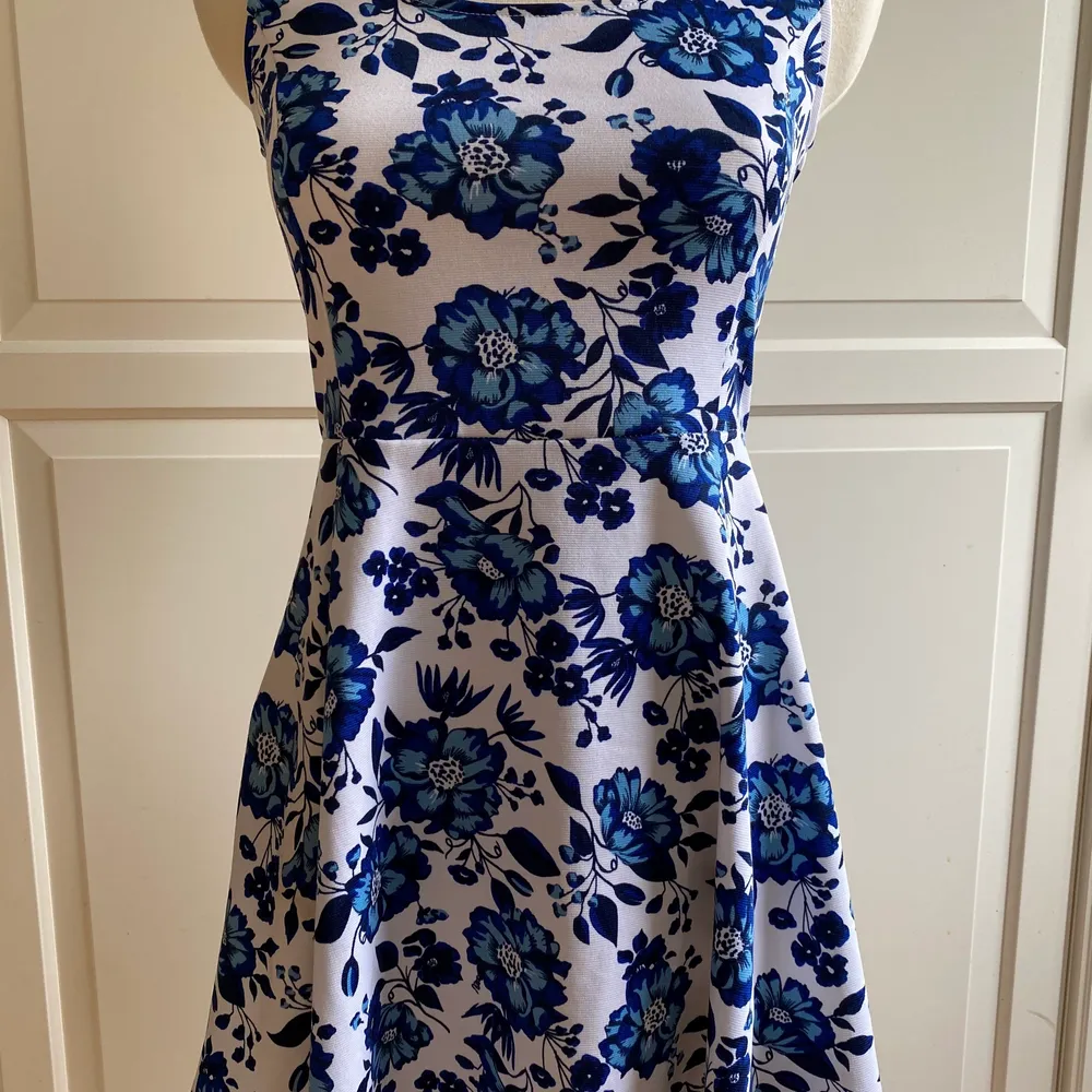 Fin klänning från H&M. Oanvänd med prislapp kvar. Mjukt material och fina färger (blått och vitt).. Klänningar.
