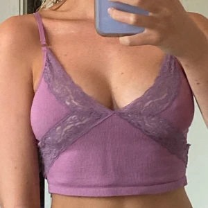 Linne från Urban outfitters - !!Interrssekoll!! Lila linne med spets från Urban outfitters, är inte säker på att sälja men vill se om någon skulle vara interesserad, buda! Högst bud : 250! Frakt på 63 kr tillkommer🥰🥰