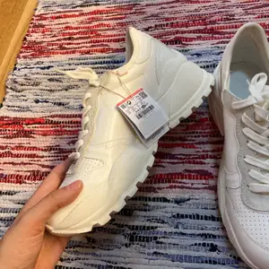 Chunky sneakers med tjockare sula från Pull & Bear. Helt nya med lapp. Har fått lite märken på det vita då de legat på skostället. Storlek 39. 