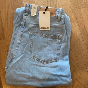 Junkyard Wide leg Miami Blue - Nya jeans med prislapp kvar.. för små för mig och har legat i garderoben ett tag, därför jag inte kan skicka tillbaka dom. Kan skickas mot fraktavgift.