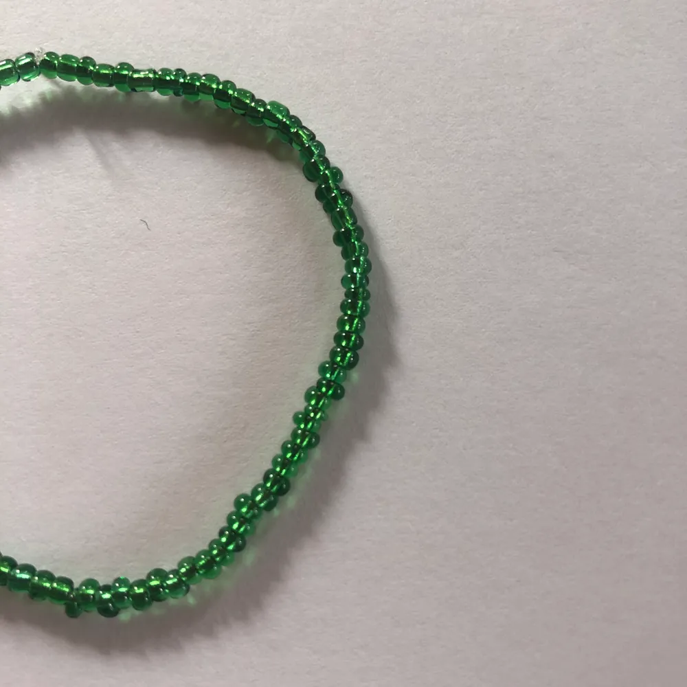 Superfint handgjort armband med gröna glaspärlor💚✨⚡️ Tråden är elastisk och därmed passar armbandet de allra flesta! Kan göra armband/halsband på beställning, skriv då!💕. Accessoarer.